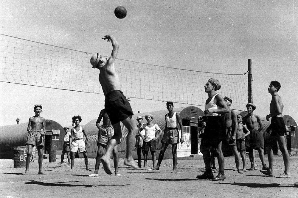 בני נוער משחקים במגרש כדורעף שהוקם במחנה